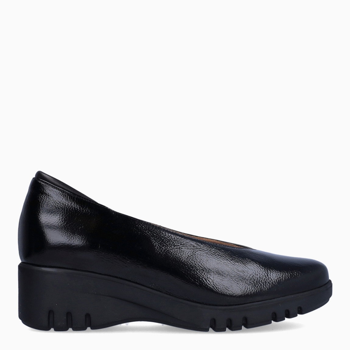 Salones de la marca PieSanto, modelo LAMPA. Exterior en charol color negro con punta redonda. Interior color beig con plantilla acolchada y extraíble. Salones PieSanto con cuña de 5cm de altura. Estos salones PieSanto SHARON son unas clásicos, combinables con diferentes looks!