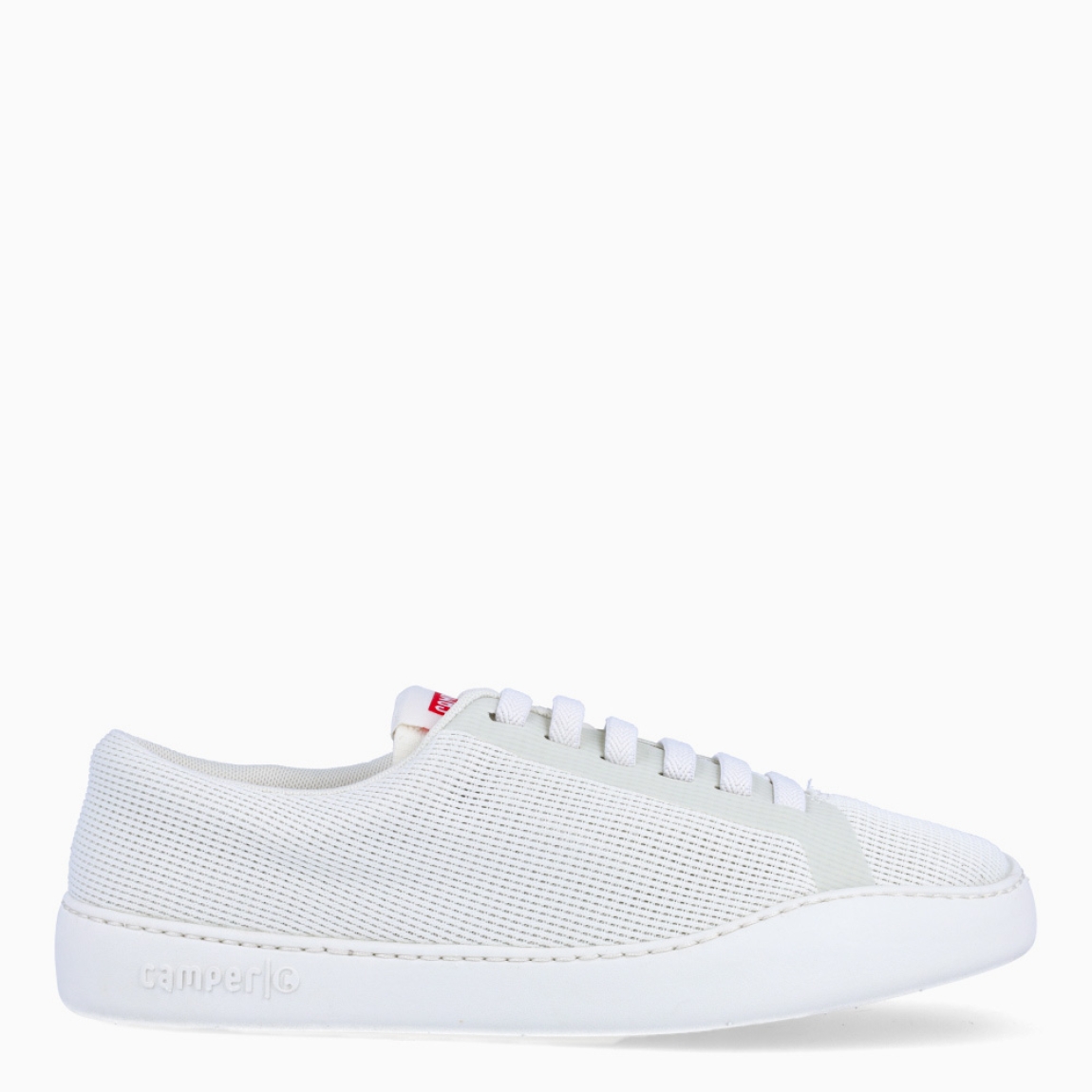 Deportivas de la marca Camper, modelo K82. Exterior en naylon color blanco. Deportivas clásicas con cierre de cordones en pala. Interior con plantilla naranja acolchada. Suela de goma plana. Estas deportivas Camper K82 son unas clásicas, ideales para tu día a día!