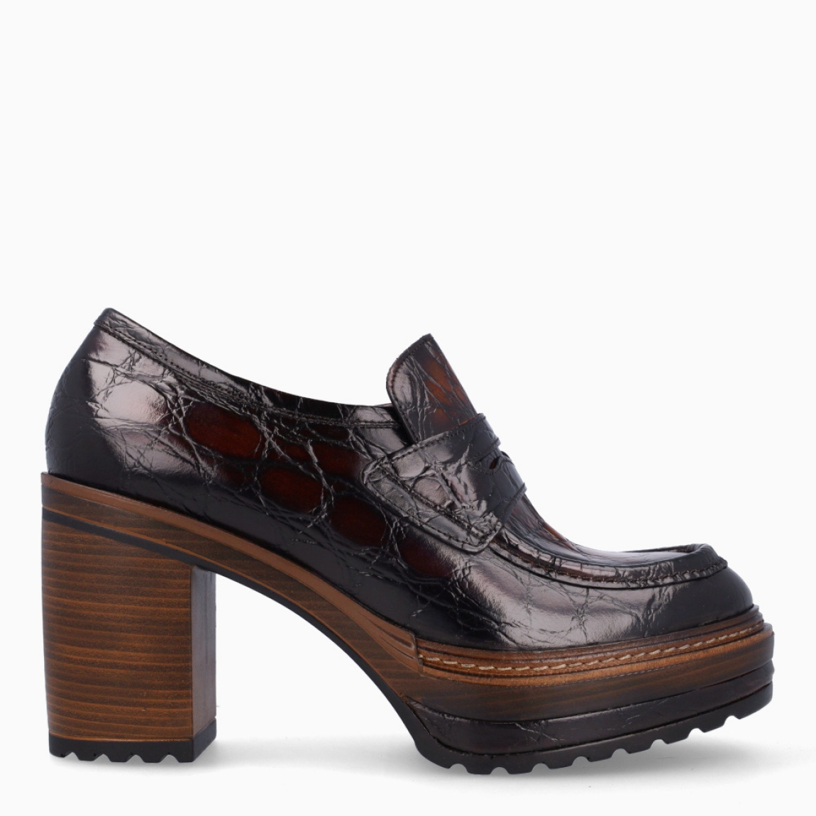 Mocasiines de la marca Pons Quintana, modelo MORAN. Exterior en piel color cuero troquelado con punta redonda. Interior en piel color camel. Mocasines Pons Quintana con tacón de 8cm de altura. Estos mocasines Pons Quinatan MORAN te darán la comodidad que necesitas para tus looks de esta temporada!