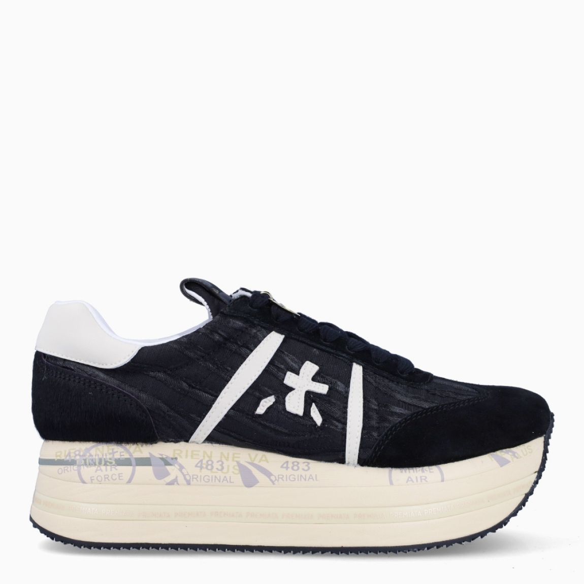 Deportiva de la marca Premiata, modelo BETH. Exterior de la deportiva en ante color negro con detalle de logo en blanco. Interior de la deportiva de piel de color blanco. Cierre de la deportiva con cordones negros. Deportiva con suela de goma, con 5 cm de plataforma. Deportiva con plantilla acolchada para garantizar la máxima comodidad en cada paso. La deportiva de Premiata modelo BETH es una deportiva muy cómoda para el día a día con la que seguro que marcarás estilo y tendencia.