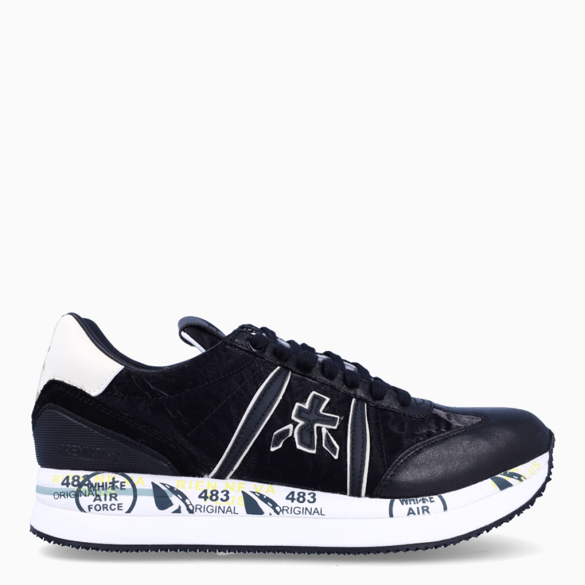 Deportiva de la marca Premiata, modelo CONNY. Exterior de la deportiva de piel de color negro. Interior de la deportiva de piel de color negro y blanco. Cierre de la deportiva con cordones. Suela de la deportiva de goma, con 4 cm de plataforma. Deportiva con plantilla acolchada para garantizar la máxima comodidad a cada paso. La deportiva Conny de Premiata es una deportiva muy cómoda, ideal para marcar estilo.