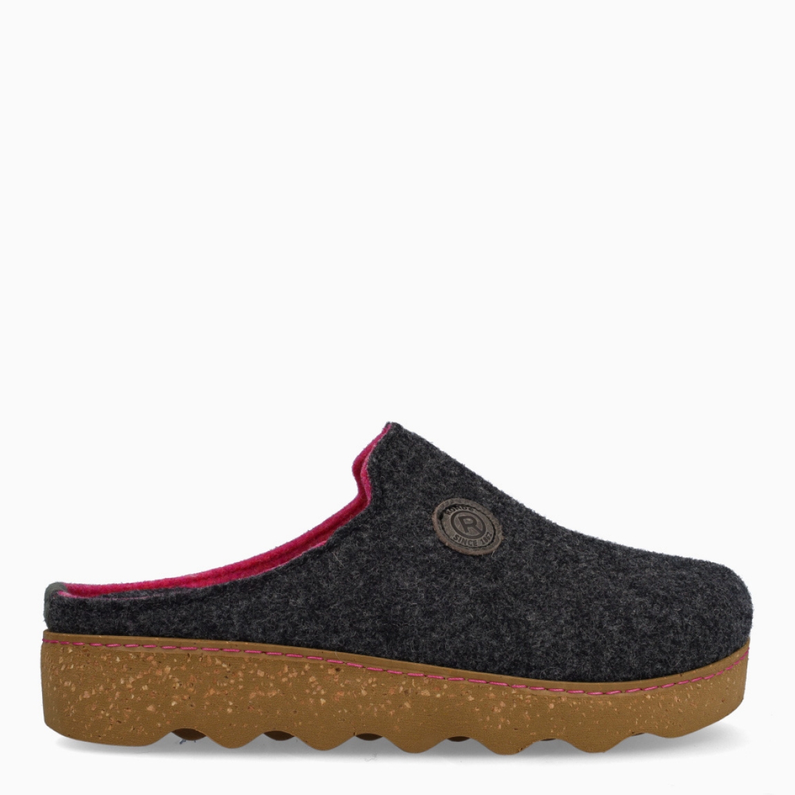 Zapatilla de la marca Rohde, modelo LONA. Elaborado en tela color gris. Zapatilla para estra en casa abierta con suela dentada de goma. Estas zapatillas Rohde LONA son un complemento ideal de comodidad para tu día a día!