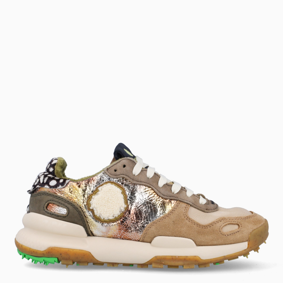 Deportivas de la marca Satorisan, modelo Chacrona Premium . Exterior en ante multicolor con detalle de pelo en talón. Interioren piel color marron. Cierre con cordones beig y verdes. Suela dentada con cuña de 3cm. Estas deportivas Satorisan Chacrona Premium son un complemento ideal para ponerle estilo a tus looks!