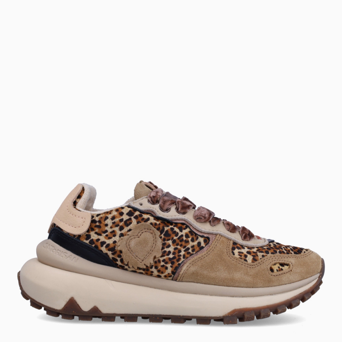 Deportivas de la marca Satorisan, modelo Chacrona Metta. Exterior en pelo con estampado animal print de leopardo y detalles en ante. Interioren piel color marron. Cierre con cordones marrones. Suela dentada con cuña de 4cm. Estas deportivas Satorisan Chacrona Metta son un complemento ideal para ponerle estilo a tus looks!