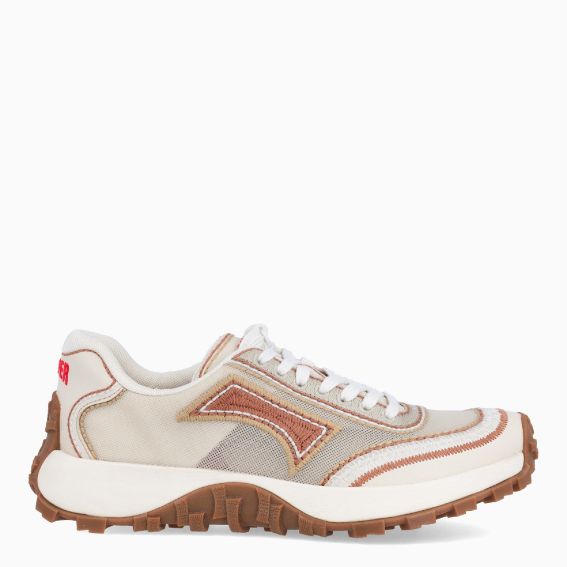 Deportivas de la marca Camper, modelo VIVIAM. Exterior en naylon color beig con detalle en marrón. Deportivas clásicas con cierre de cordones en pala color blanco. Suela de goma dentada. Estas deportivas Camper VIVIAM son unas clásicas, ideales para tu día a día!