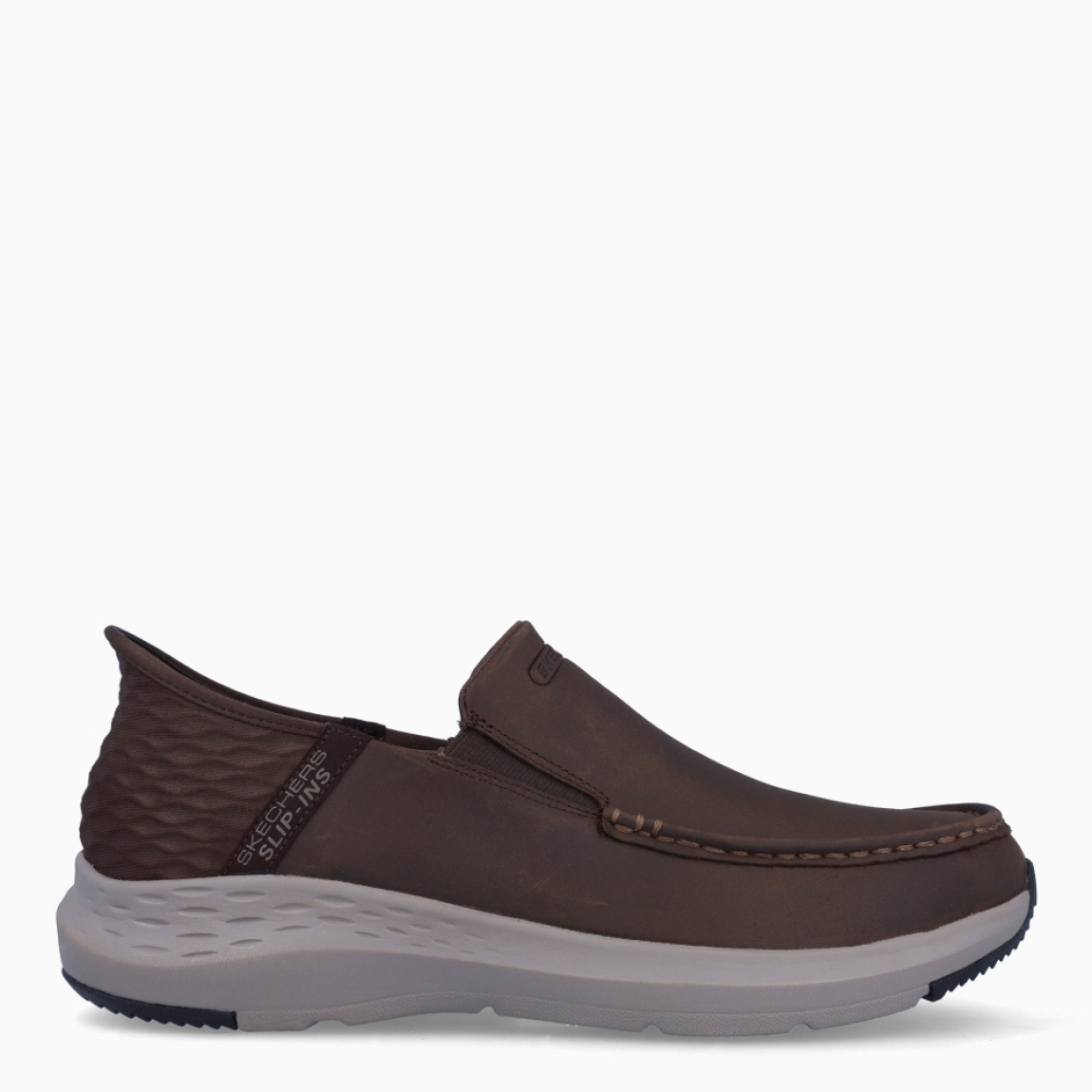 Mocasines de la marca Skechers, modelo 204. Exterior en piel color marrón. Interior en textil transpirable color marrón oscuro con plantilla acolchada y extraíble para máxima comodidad. Suela de goma con cuña de 3cm de altura. Estos mocasines Skechers 204 son ideales para tu día a día, unas clásicas excelentes en comodidad.