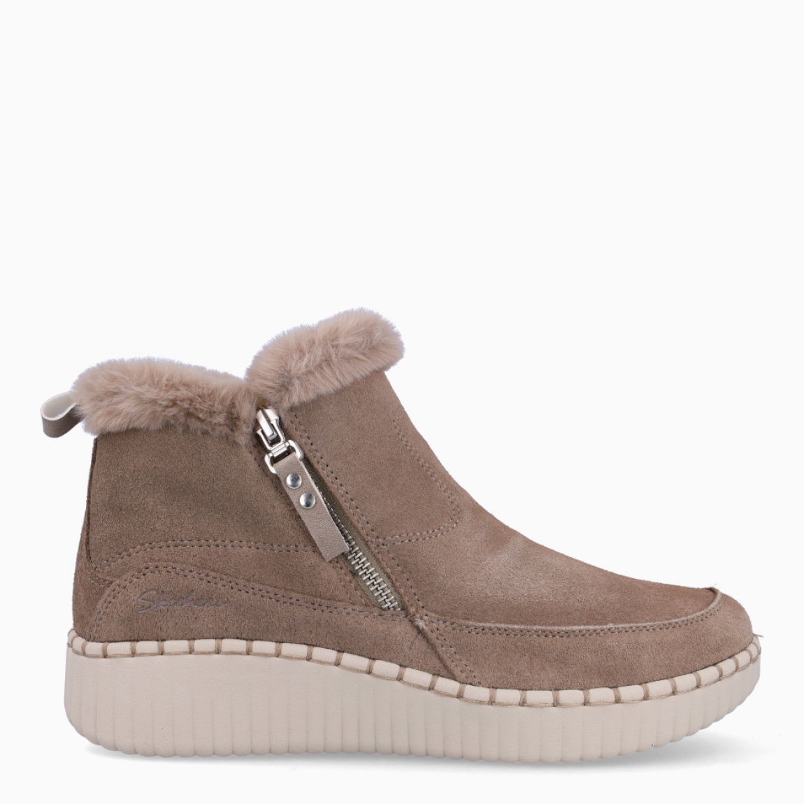 Botines de la marca Skechers, modelo ELIM. Exterior en piel color taupe. Interior en pelo color taupe con plantilla acolchada y extraíble para máxima comodidad. Cierre con cremallera y una cuña de 3cm de altura. Estos botines Skechers ELIM son unas clásicas, ideales para tu día a día.