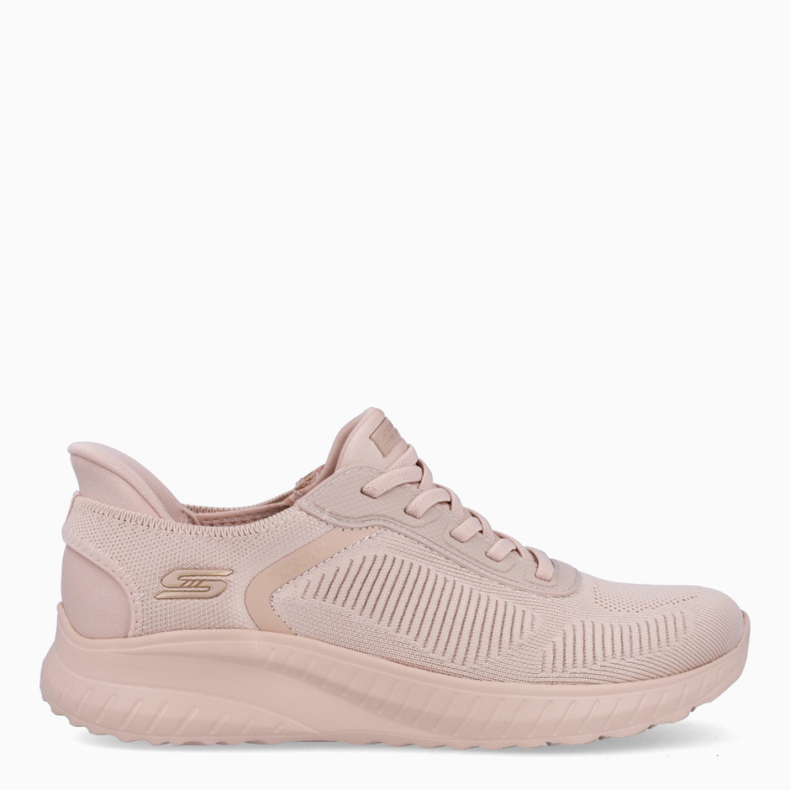Deportivas de la marca Skechers, modelo 117. Exterior en naylon color nude con detalle del logo en parte lateral. Interior en textil color nude con plantilla acolchada y extraíble para máxima comodidad. Cordones de color blanco y una cuña de 3cm de altura. Estas deportivas Skechers 117 son unas clásicas, ideales para tu día a día.