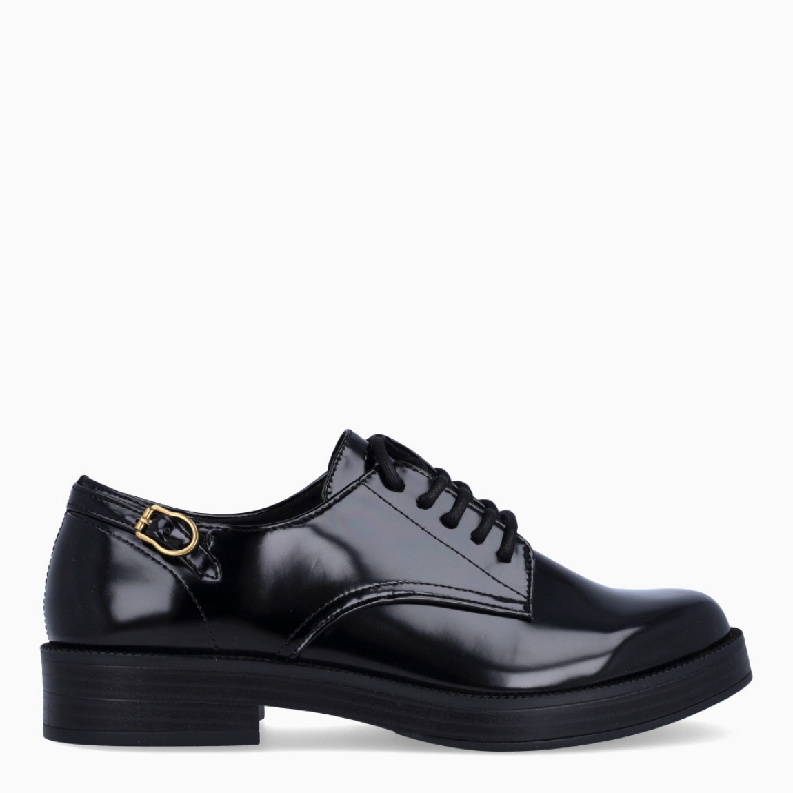 Blucher clásico de la marca Tamaris, modelo EIRA. Exterior del blucher de charol color negro. Interior del blucher de piel de color gris y negro. Cierre del blucher con cordones y detalle de hebilla a un costado. Blucher con suela de goma y cuña baja de 2 cm de altura. Estos blucher son ideales para crear diferentes looks desde la comodidad!