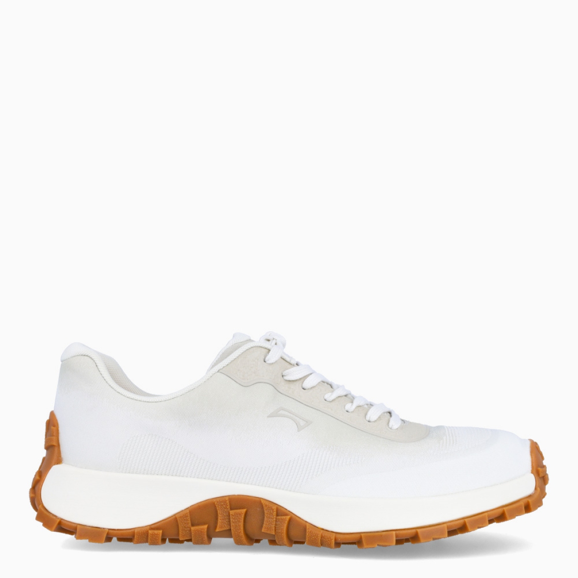 Deportivas de la marca Camper, modelo K101. Exterior en naylon color hielo. Cierre con cordones balncos. Suela de goma dentada camel. Estas deportivas Camper K101 son un complemento ideal para disfrutar de la comodidad al caminar.