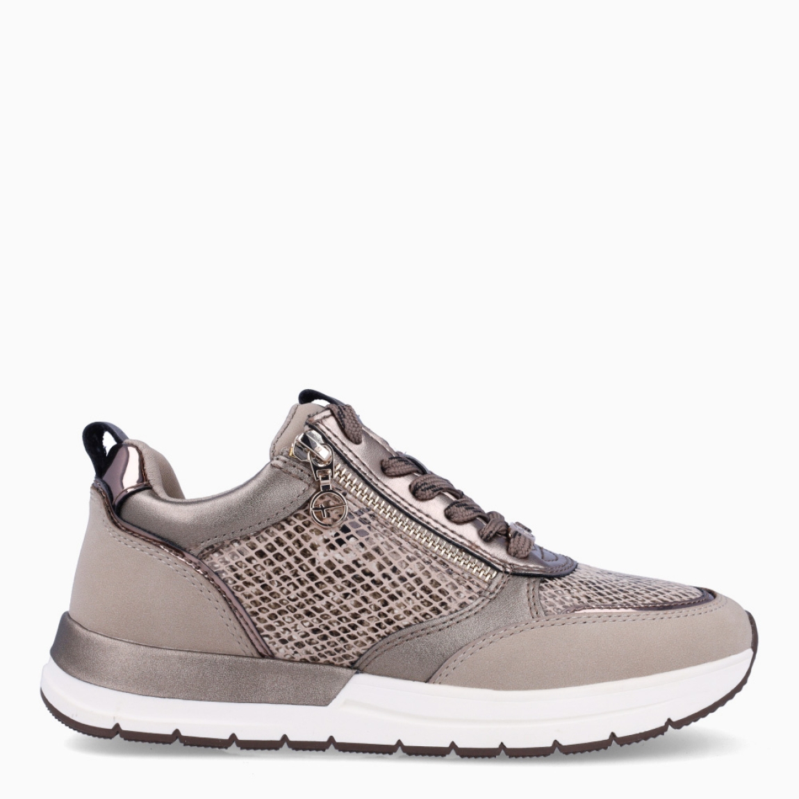 Deportivas de la marca Tamaris, modelo MAGE. Exterior en piel colo taupe con efecto serpiente y detalle de cremallera. Interior de las deportivas en piel color taupe con plantilla acolchada y extraíble para máxima comodidad. Cierre de las deportivas con cordones y suela plana. Estas deportivas Tamaris MAGE son un complemento ideal para tu día a día. No pueden faltar en tu armario!