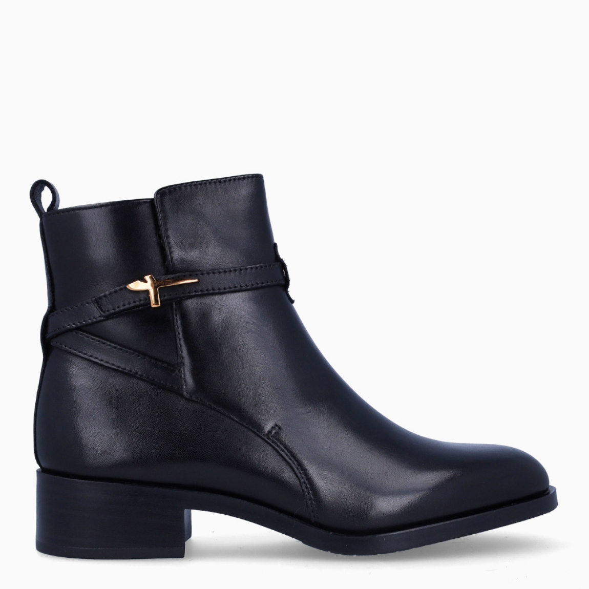 Botines de la marca Tamaris, modelo SALMA. Exterior en piel color negro con punta redonda. Interior en piel color negro. Botines con cierre de cremallera y cuña de 3cm de altura. Estos botines Tamaris SALMA son clásico que no debe faltar en tu armario!