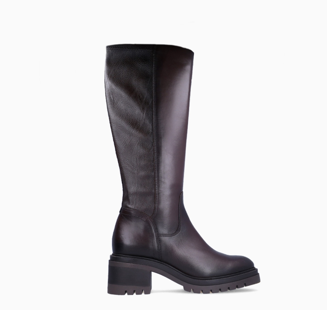 Botas mosquetera de la marca Tamaris, modelo FINNA. Exterior en piel color marrón con puntera redonda. Interior en piel color marrón. Botines con cierre de cremallera y suela dentada con cuña de 6cm de altura. Estas botasTamaris FINNA son un clásico que no debe faltar en tu armario!