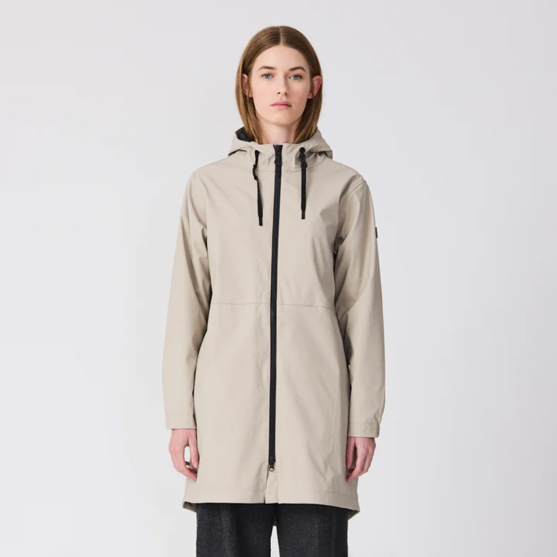 Chaqueta larga lisa de la marca Tanta, modelo VAND. Elaborado en poliuretano color gris. Chaqueta sin plumas y transpirable brinda calidez y comodidad cuando la temperatura comienza a bajar. Cuenta con todas las costuras selladas para una mayor impermeabilidad. El abrigo Vand está acabado con una cremallera frontal impermeable y los bolsillos ocultos mantienen los objetos de valor seguros y crean una la silueta suave.Se ajusta a la talla real. Chaqueta VAND ideal para esta temporada!