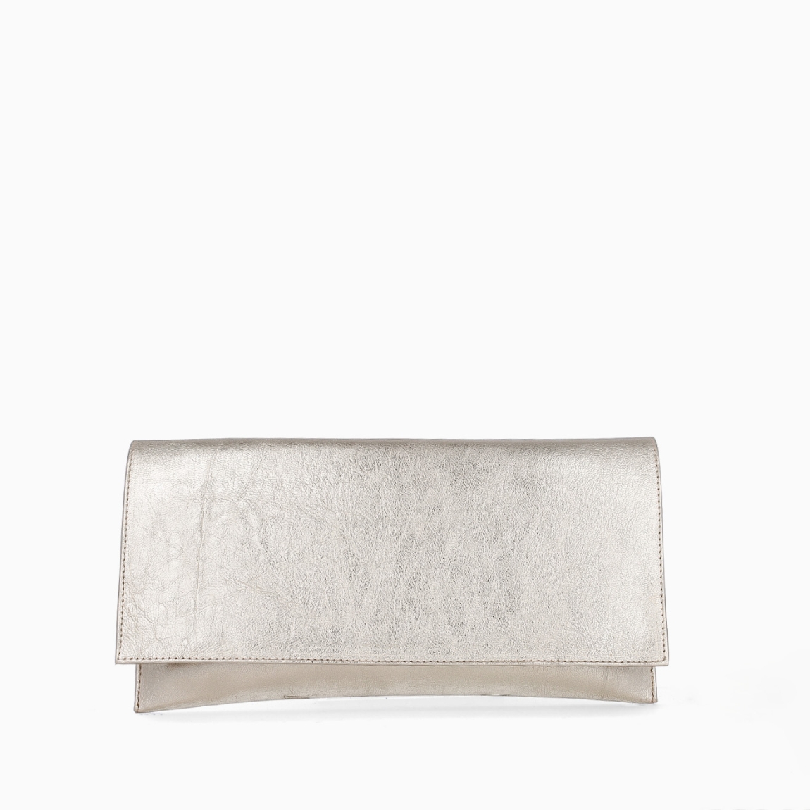 Bolso tipo cartera de la marca Munné, modelo KINGSTON. Exterior de la cartera de piel de color platino. Bolso con solapa tipo sobre con cierre de botón metálico. Medidas de 28 cm x 14 cm x 2,5 cm. El bolso tipo cartera de fiesta contine una cadena corta en el interior para colgar, y dispone de bolsillo interior con cremallera. Modelo KINSGSTON Ideal para todos tus looks de fiesta, así como para el día a día.