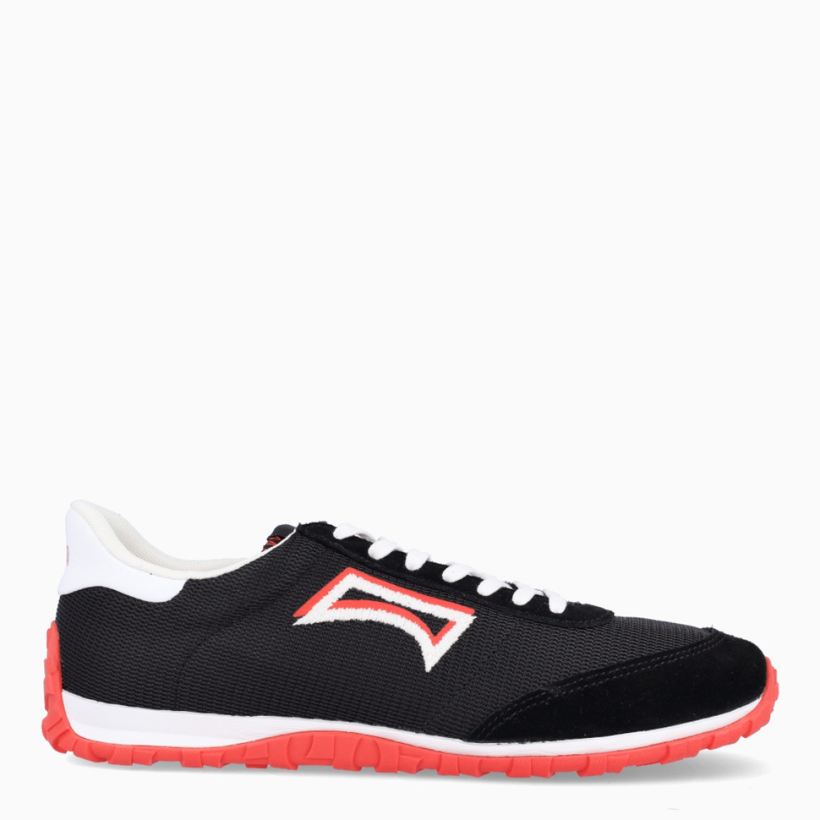 Deportivas de la marca Camper, modelo K866. Exterior en naylon color negro efecto rejilla con detalle en rojo en logo y talón blanco. Deportivas clásicas con cierre de cordones en pala color blanco. Suela de goma dentada. Estas deportivas Camper K866 son unas clásicas, ideales para tu día a día!