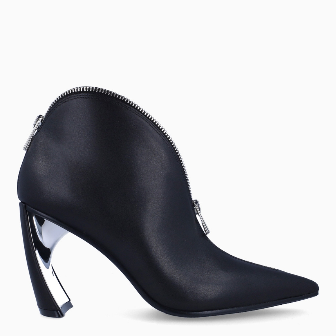 Abotinado de la marca United Nude, modelo LARA. Exterior en piel color negro con punta lápiz. Cierre con cremallera plateada en la pala. Abotinados United Nude con tacón plateado efecto espejo de 9cm de altura. Estos abotinados United Nude LARA son un complemento ideal para resaltar tus looks con creativad, estilo y elegancia.