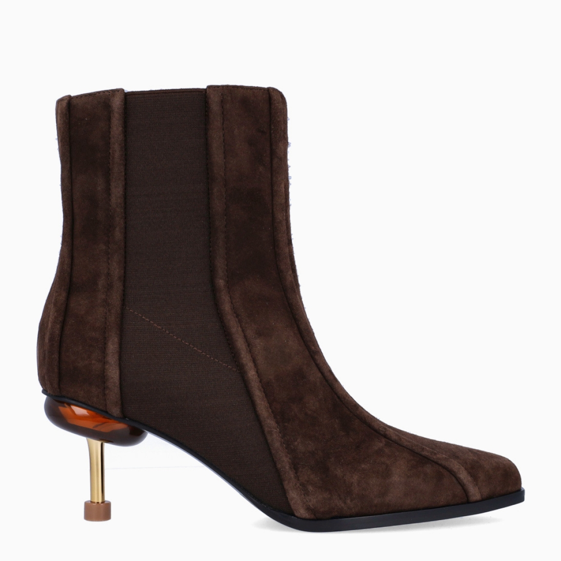 Botines de la marca 4CCCCEES, modelo OSHA CORSA. Botines elaborados en ante color marrón chocolate con elásticos a los lados. Punta lápiz, para darle elegancia. Y un tacón de 7cm de altura, con un diseño vanguardista. Botines 4CCCCEES OSHA CORSA, complemento ideal para marcar un estilo contemporáneo y sofisticado.