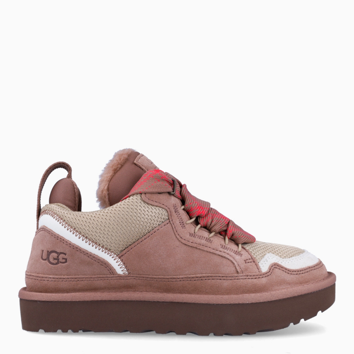 Deportivas Lowmel de la marca UGG. Exterior en ante color Rocky Oak con logotipo grabado. Interior y plantilla en forrados con UggPlush (lana reciclada 60% y 40% de lyocell) para máxima comodidad. Cierre de las deportivas con cordones. Incluyen cordones bicolor y cordones beige. Suela de goma EVA de caña de azucar. Estas deportivas UGG LOWMEL tienen el equilibrio perfecto entre transpirabilidad y calor. Son ideales para tu día a día!
