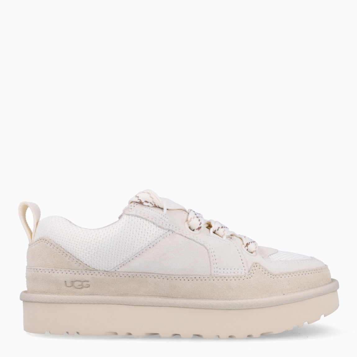 Deportivas LO LOWMEL de la marca UGG en color JASMINE. Exterior combina ante con malla de lona balística reciclada en color blanco roto y con logotipo grabado. Forro de malla de poliéster confeccionado en un 55 % de poliéster modificado con carbón vegetal y en un 45 % de poliéster normal. Cierre de las deportivas con sistema de doble cordones planos. Suela de goma EVA de caña de azucar. Estas deportivas UGG LO LOWMEL combinan el aire desenfadado de unas zapatillas, la comodidad de unas sandalias y un carácter muy personal.