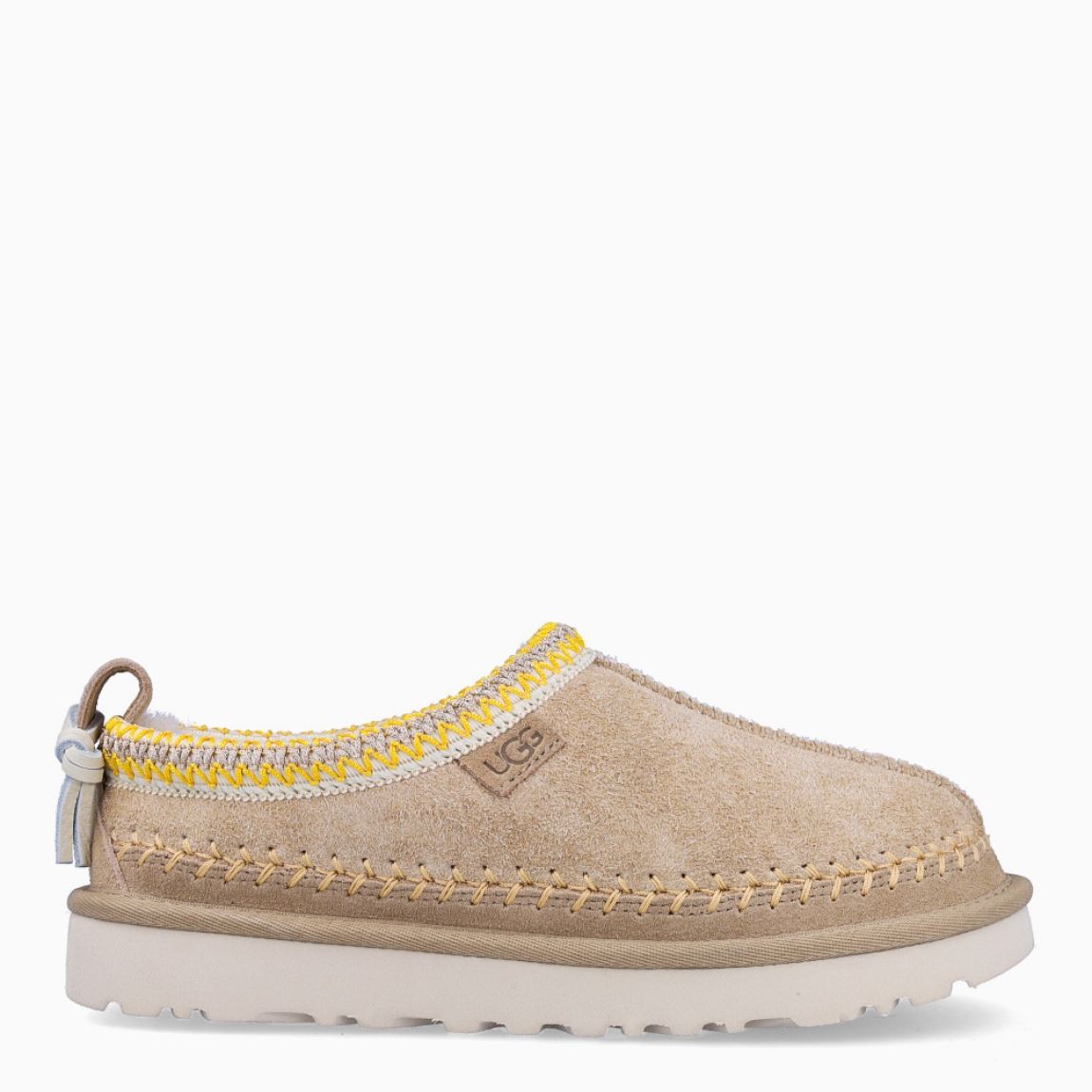 Zuecos de la marca UGG, modelo Tasman Biarritz. Exterior en piel toalla color beig con logotipo grabado y detalle de en hilo amarillo. Interior con forro y plantilla suave. Suela de los zuecos de goma con plataforma de 3cm de altura. Estos zuecos UGG Tasman Biarritz son la tendencia de temporada, combina un estilo moderno y una comodidad única que no te puede faltar!