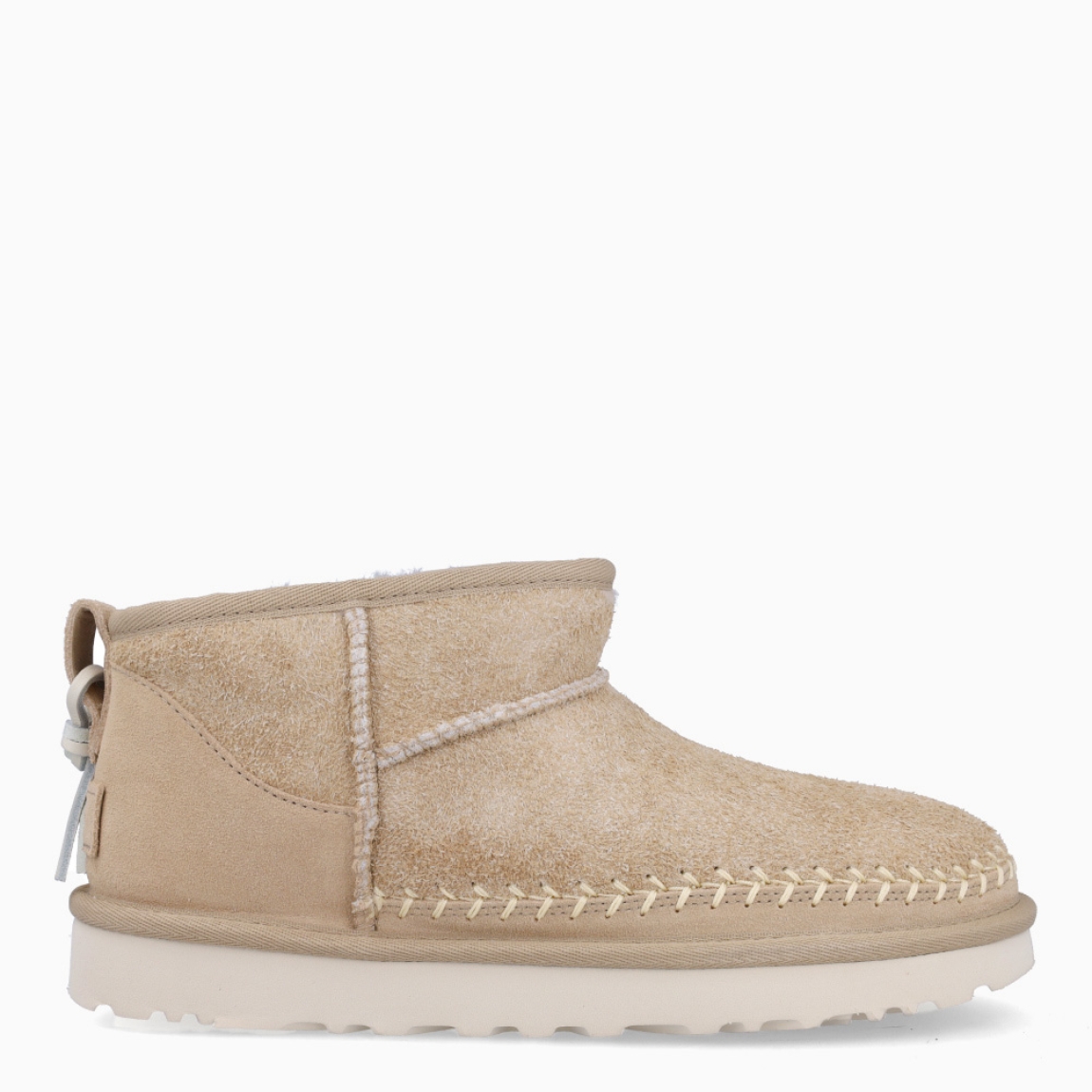 Botines de la marca UGG, modelo ULTRA. Exterior en ante color beig con punta redonda. Interior acolchado con pelo. Suela con plataforma de 2cm de altura. Estos botines UGG ULTRA son unos clásico, ideales para esta temporada!