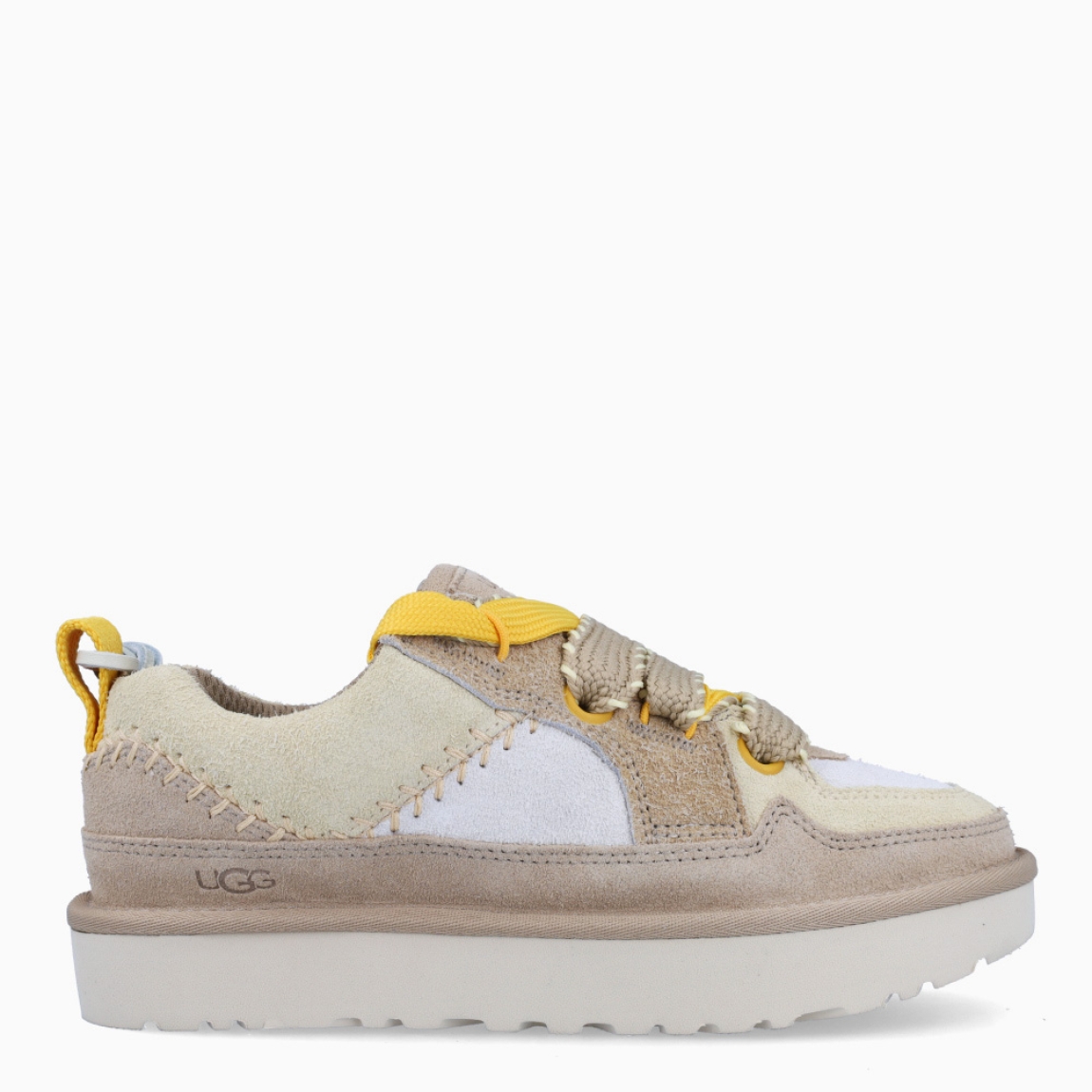 Deportivas LO LOWMEL BIARRITZ de la marca UGG en color MUSTARD SEED. Exterior combina ante de color camel amarillo y blanco y con logotipo UGG grabado. Forro de malla de poliéster confeccionado en un 55 % de poliéster modificado con carbón vegetal y en un 45 % de poliéster normal. Cierre de las deportivas con sistema de doble cordones planos. Suela de goma EVA de caña de azucar. Estas deportivas UGG LO LOWMEL lucen un perfil más bajo que encaja a la perfección con unos vaqueros de pernera ancha, música noventera y paseos junto al mar.