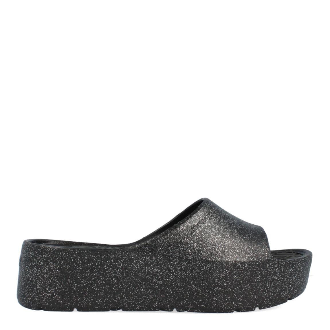Chanclas de la marca Lemon Jelly, modelo FIORELLA. Exterior de las chanclas en neopreno color negro con detalle de escarchado. Interior de las chanclas en goma. Chanclas con plataforma de 4cm de altura. Estas chanclas Lemon Jelly FIORELLA son un complemento clásico para esta temporada, pensadas en los días cálidos y soleados. No puede faltar en tu armario.
