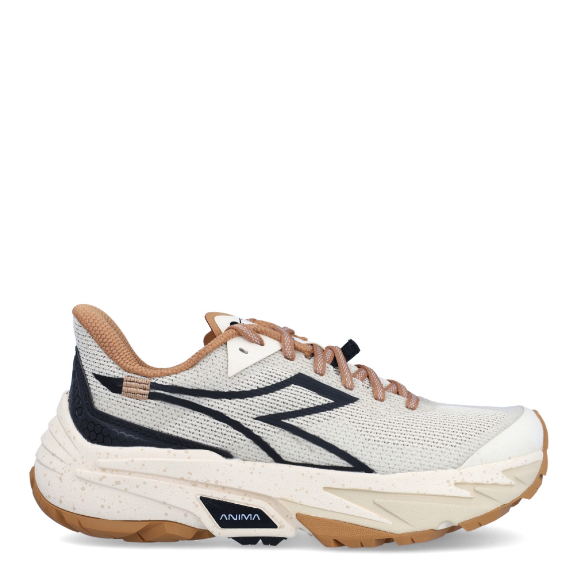 Deportivas de la marca Diadora, modelo SESTRIE. Exterior en naylon color beig con detalles en negro y camel. Interior en textil color camel, con plantilla acolchada y extraíble para máxima comodidad. Cierre con cordones de color camel. Suela de goma con cuña de 3cm de altura. Estas deportivas SESTRIE son unas clásicas ideales para llevar en tu día a día.