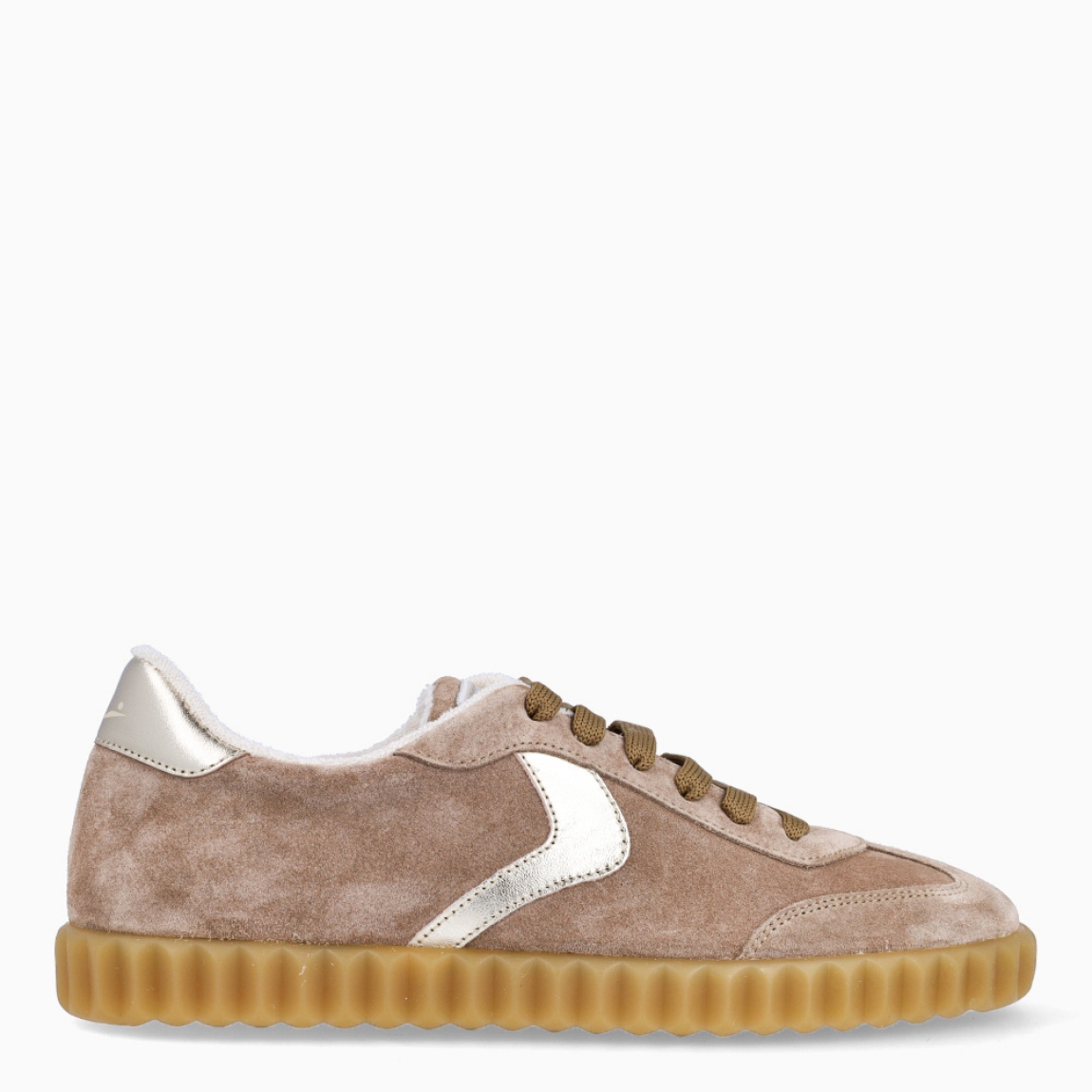 Deportivas de la marca Voile Blanche, modelo INES. Exterior en ante color marrón. Interior en piel color blanco. Cierre de las deportivas con cordones blancos marrones y suela dentada de goma con 2cm de plataforma. Estas deportivas Voile Blanche INES son unas clásicas, ideales para combinar con diferentes looks!