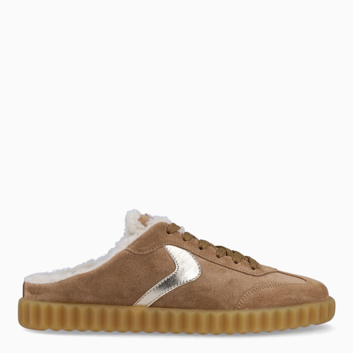 Zuecos tipo deportivas de la marca Voile Blanche, modelo INES MULE. Exterior en ante color marrón. Interior en pelo color blanco. Cierre de los zuecos abiertos con cordones blancos marrones y suela dentada de goma con 2cm de plataforma. Estos zuecos Voile Blanche INES MULE son unas clásicas, ideales para combinar con diferentes looks!