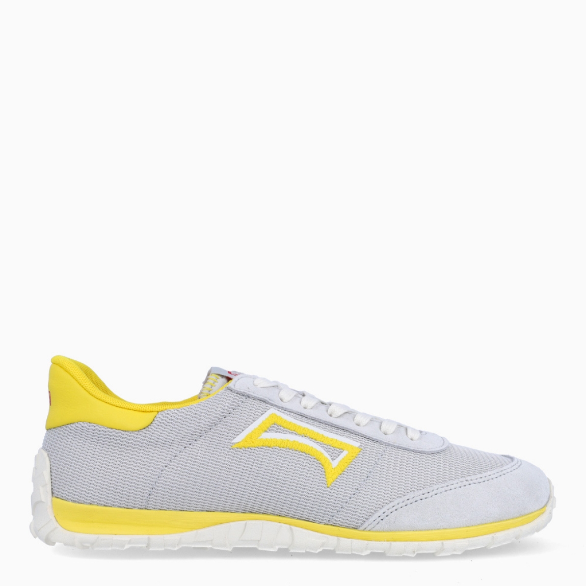Deportivas de la marca Camper, modelo K866. Exterior en naylon color gris efecto rejilla con detalle en amarillo en logo y talón. Deportivas clásicas con cierre de cordones en pala color blanco. Suela de goma dentada. Estas deportivas Camper K866 son unas clásicas, ideales para tu día a día!