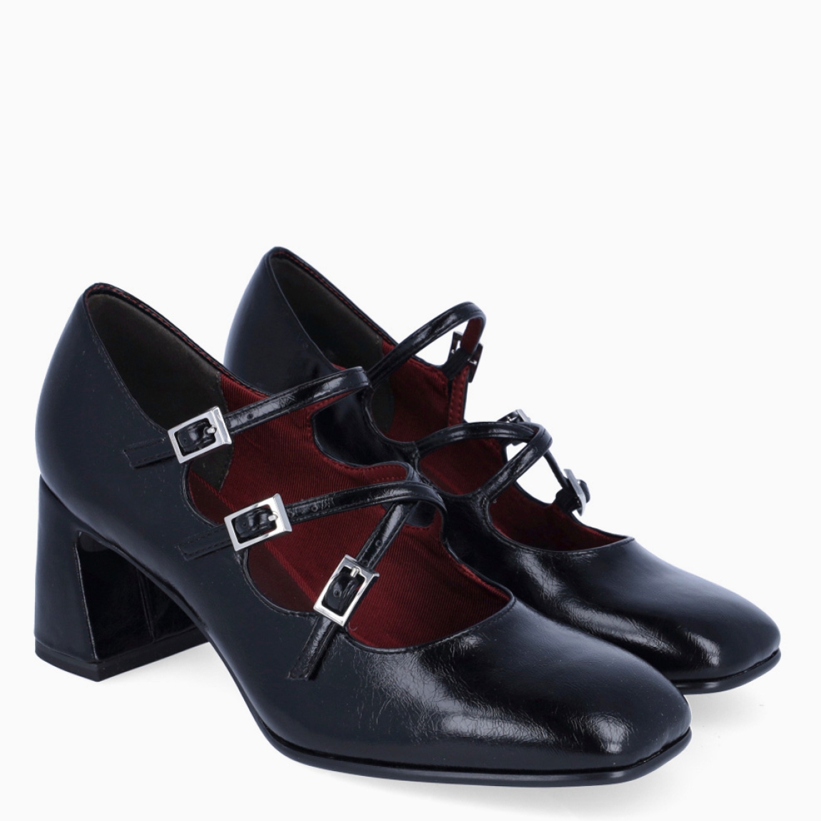 Merceditas de la marca Tamaris, modelo ELIOTT. Exterior en piel color negro con punta cuadrada. Interior en piel color rojo. Cierre con tres hebillas cruzadas en pala. Merceditas Tamaris con tacón de 6cm de altura. Estas merceditas Tamaris ELIOTT son ideales para esta temporada!