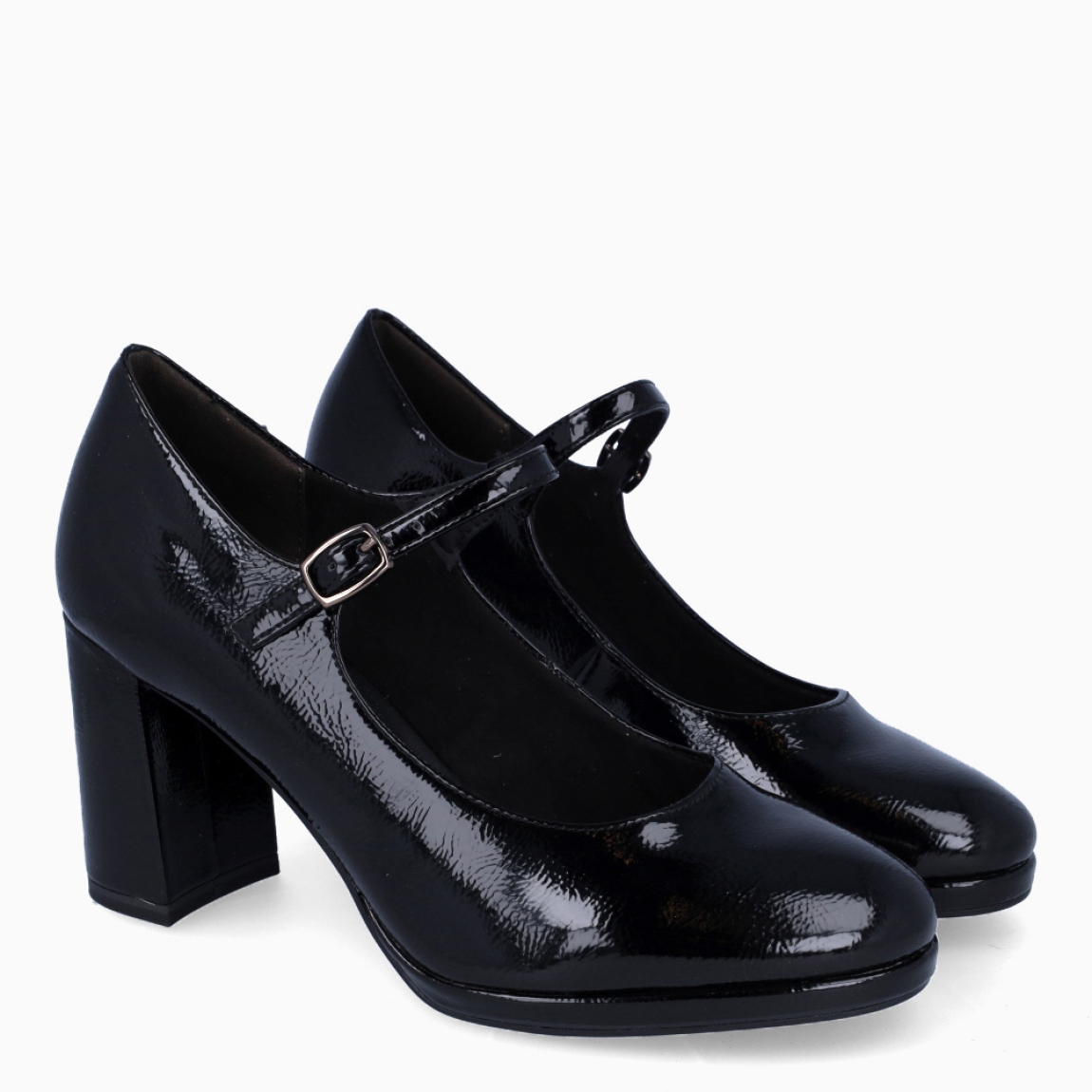 Merceditas de la marca Tamaris, modelo ALMUDENA. Exterior en charol color negro con punta redonda. Interior en piel color negro. Cierre de merceditas Tamaris con hebilla en la pala. Merceditas con tacón de 8cm de altura. Estas merceditas Tamaris ALMUDENA son unas clásicas, complemento perfecto para elevar y estilizar tus looks!