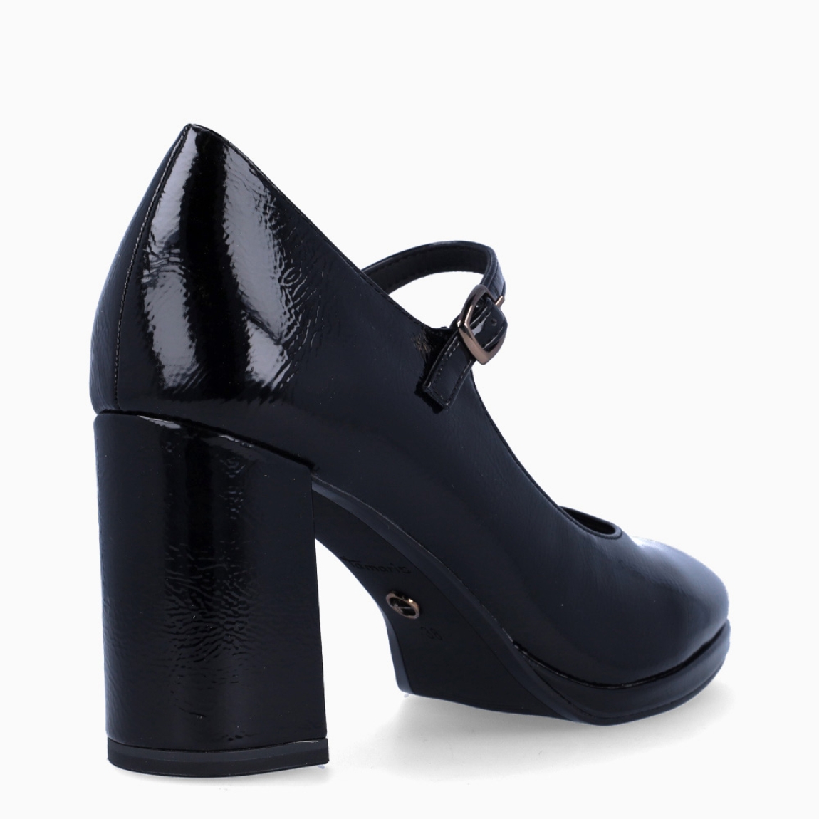 Merceditas de la marca Tamaris, modelo ALMUDENA. Exterior en charol color negro con punta redonda. Interior en piel color negro. Cierre de merceditas Tamaris con hebilla en la pala. Merceditas con tacón de 8cm de altura. Estas merceditas Tamaris ALMUDENA son unas clásicas, complemento perfecto para elevar y estilizar tus looks!