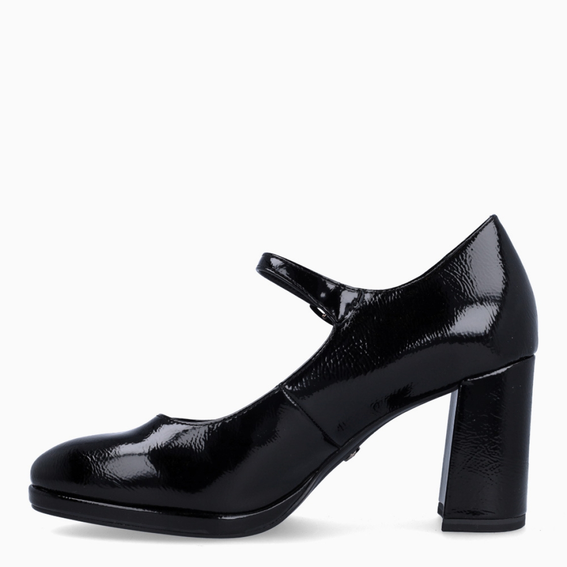 Merceditas de la marca Tamaris, modelo ALMUDENA. Exterior en charol color negro con punta redonda. Interior en piel color negro. Cierre de merceditas Tamaris con hebilla en la pala. Merceditas con tacón de 8cm de altura. Estas merceditas Tamaris ALMUDENA son unas clásicas, complemento perfecto para elevar y estilizar tus looks!