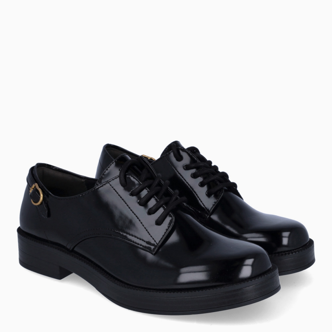 Blucher clásico de la marca Tamaris, modelo EIRA. Exterior del blucher de charol color negro. Interior del blucher de piel de color gris y negro. Cierre del blucher con cordones y detalle de hebilla a un costado. Blucher con suela de goma y cuña baja de 2 cm de altura. Estos blucher son ideales para crear diferentes looks desde la comodidad!