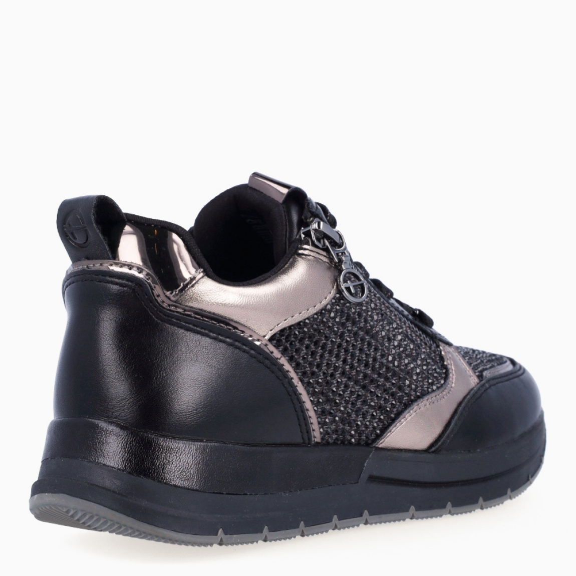 Deportivas de la marca Tamaris, modelo NIKI. Exterior en piel colo negro con diseño de pedrería y color rosa tornasolado. Interior de las deportivas en piel color negro con plantilla acolchada y extraíble para máxima comodidad. Cierre de las deportivas con cordones y cuña de 3cm de altura. Estas deportivas Tamaris NIKI son un complemento ideal para tu día a día. No pueden faltar en tu armario!