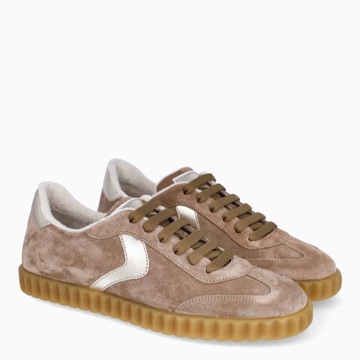 Deportivas de la marca Voile Blanche, modelo INES. Exterior en ante color marrón. Interior en piel color blanco. Cierre de las deportivas con cordones blancos marrones y suela dentada de goma con 2cm de plataforma. Estas deportivas Voile Blanche INES son unas clásicas, ideales para combinar con diferentes looks!