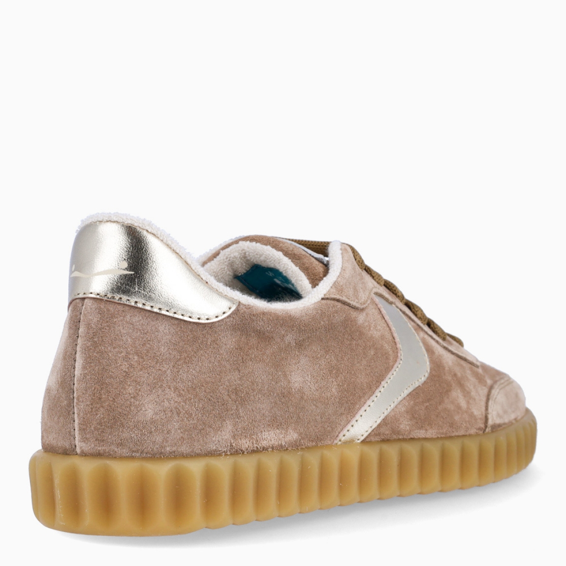 Deportivas de la marca Voile Blanche, modelo INES. Exterior en ante color marrón. Interior en piel color blanco. Cierre de las deportivas con cordones blancos marrones y suela dentada de goma con 2cm de plataforma. Estas deportivas Voile Blanche INES son unas clásicas, ideales para combinar con diferentes looks!