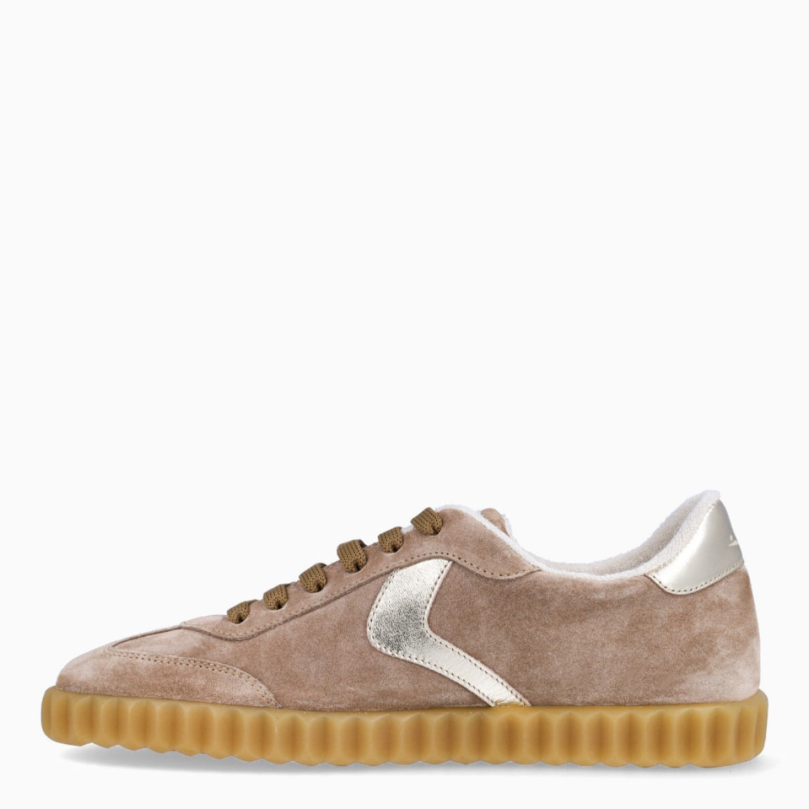 Deportivas de la marca Voile Blanche, modelo INES. Exterior en ante color marrón. Interior en piel color blanco. Cierre de las deportivas con cordones blancos marrones y suela dentada de goma con 2cm de plataforma. Estas deportivas Voile Blanche INES son unas clásicas, ideales para combinar con diferentes looks!