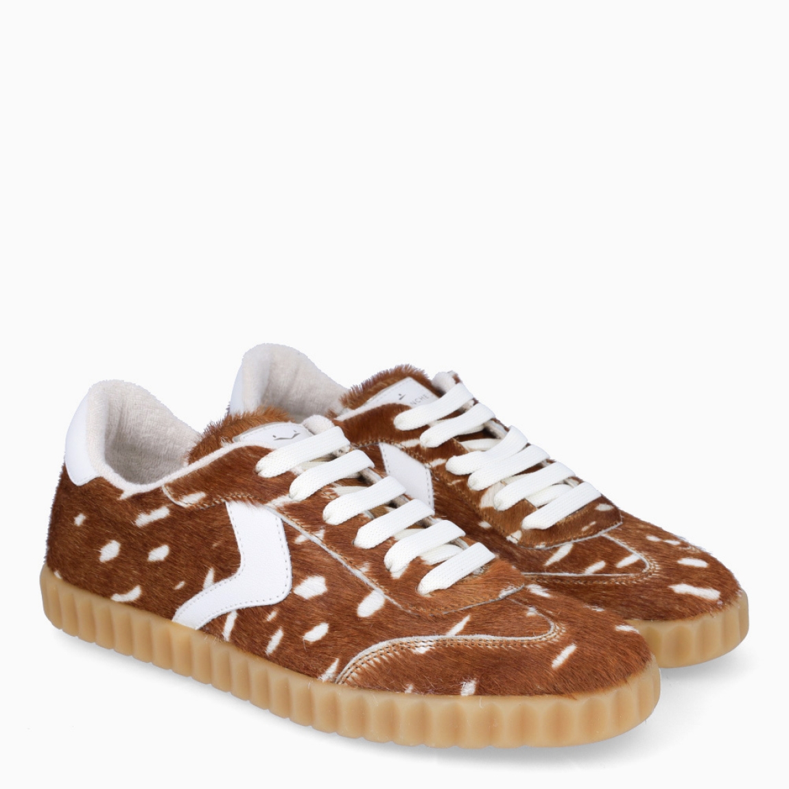 Deportivas de la marca Voile Blanche, modelo INES. Exterior en pelo color marrón. Interior en piel color blanco. Cierre de las deportivas con cordones blancos y suela de goma con 2cm de plataforma. Estas deportivas Voile Blanche INES son unas clásicas, ideales para combinar con diferentes looks!