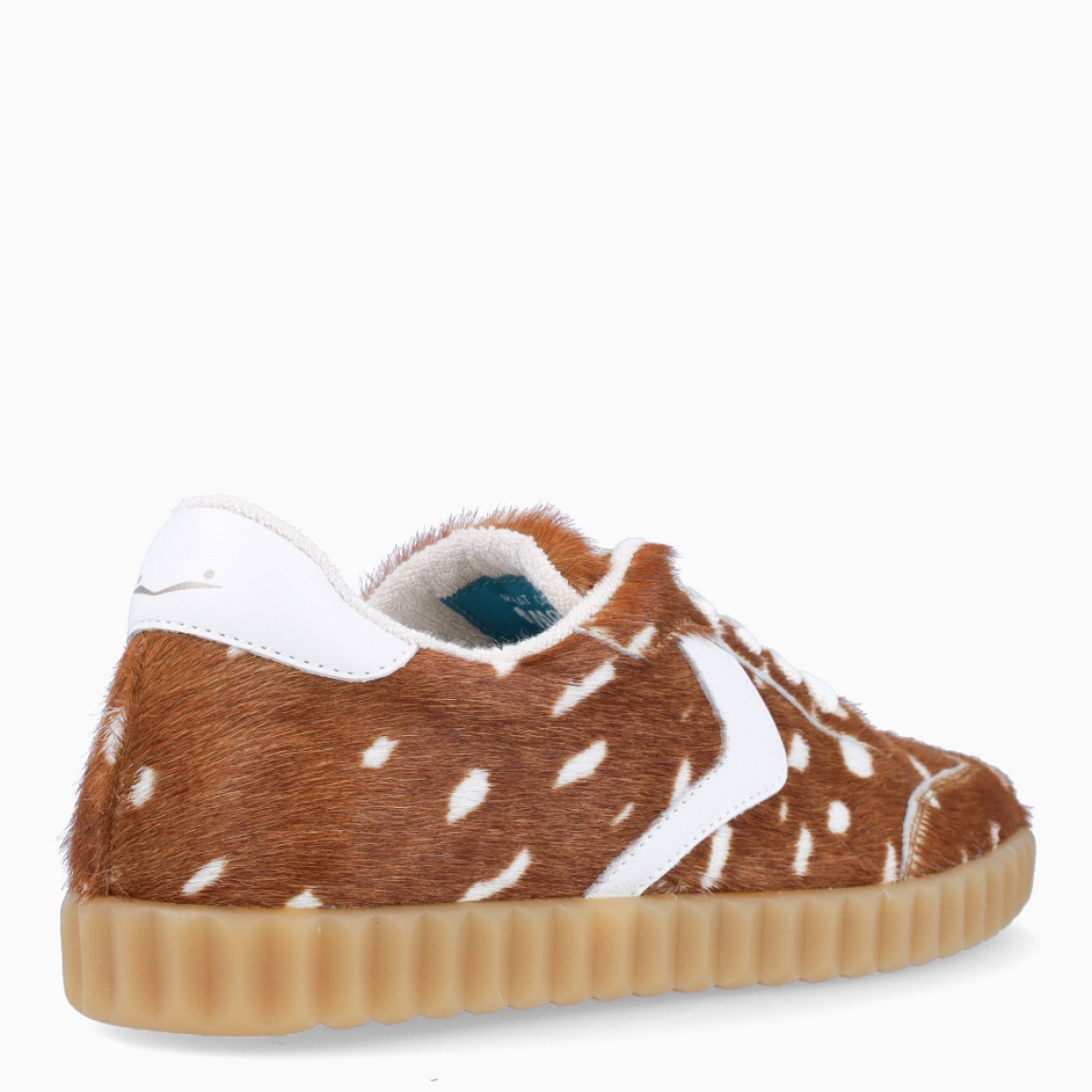 Deportivas de la marca Voile Blanche, modelo INES. Exterior en pelo color marrón. Interior en piel color blanco. Cierre de las deportivas con cordones blancos y suela de goma con 2cm de plataforma. Estas deportivas Voile Blanche INES son unas clásicas, ideales para combinar con diferentes looks!