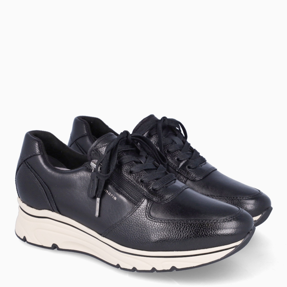 Deportivas de la marca Tamaris, modelo 237. Exterior en piel colo negro con detalle de cremallera. Interior de las deportivas en piel color negro con plantilla acolchada y extraíble para máxima comodidad. Cierre de las deportivas con cordones y suela con 3cm de altura. Estas deportivas Tamaris 237 son un complemento ideal para tu día a día. No pueden faltar en tu armario