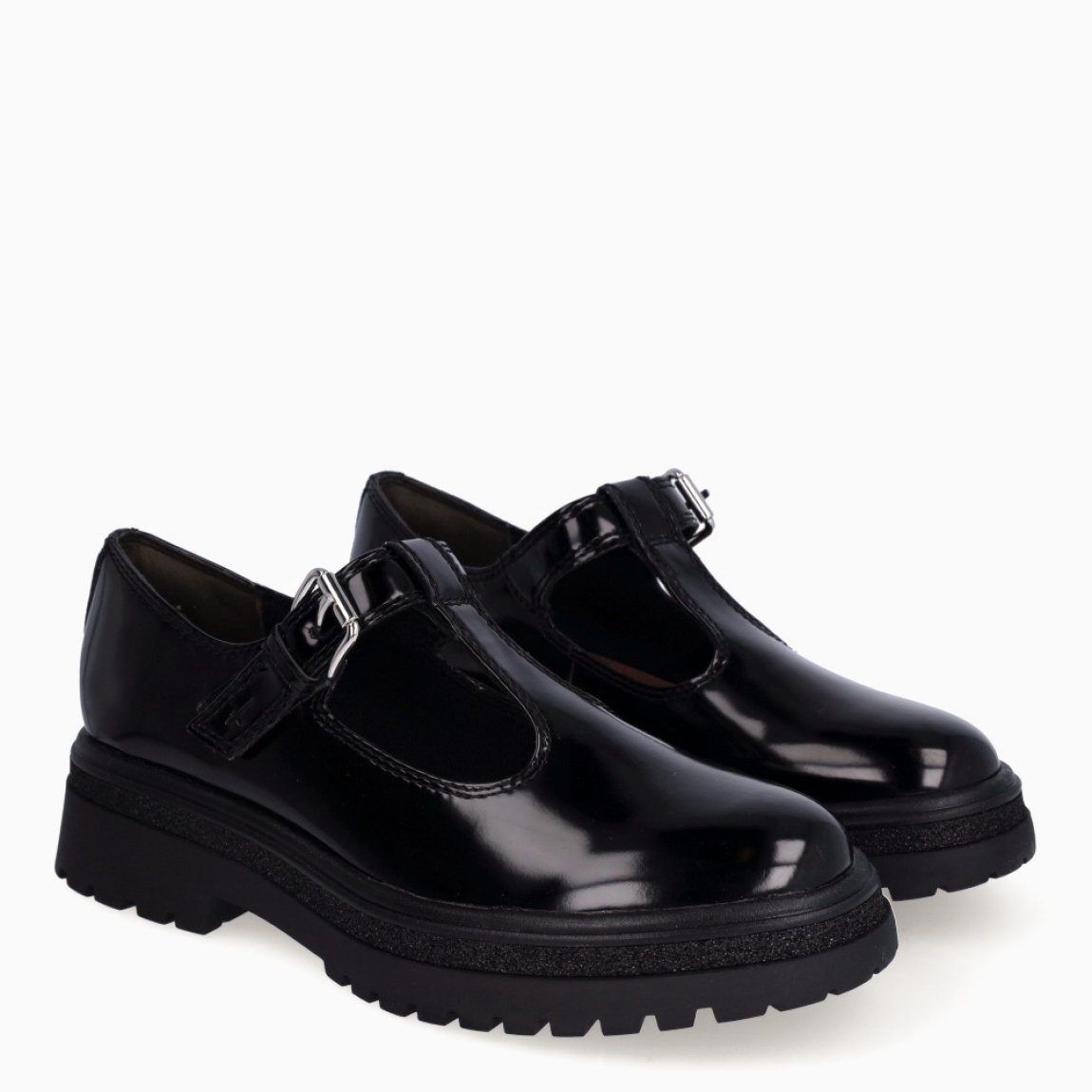 Merceditas de la marca Tamaris, modelo MOLLY. Exterior elaborado en charol color negro con abertura de diseño en pala. Interior en piel negro con plantilla camel extraíble para máxima comodidad. Cierre de las merceditas con hebilla y una suela dentada con 3cm de altura. Estas merceditas Tamaris MOLLY son unas clásicas, ideales para lucirlas en tu día a día!