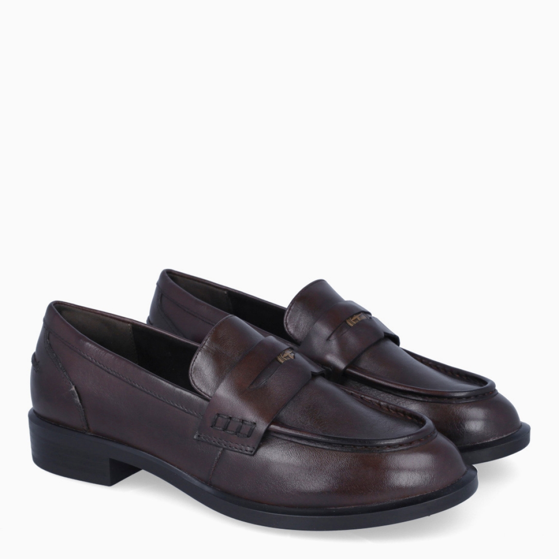 Mocasines de la marca Tamaris, modelo MYLA. Exterior en piel color marrón. Interior en piel color negro con plantilla acolchada y extraíble para máxima comodidad. Suela de goma con una cuña de 2cm de altura. Estos mocasines Tamaris MYLA son unos clásicos, ideales en tu día a día!