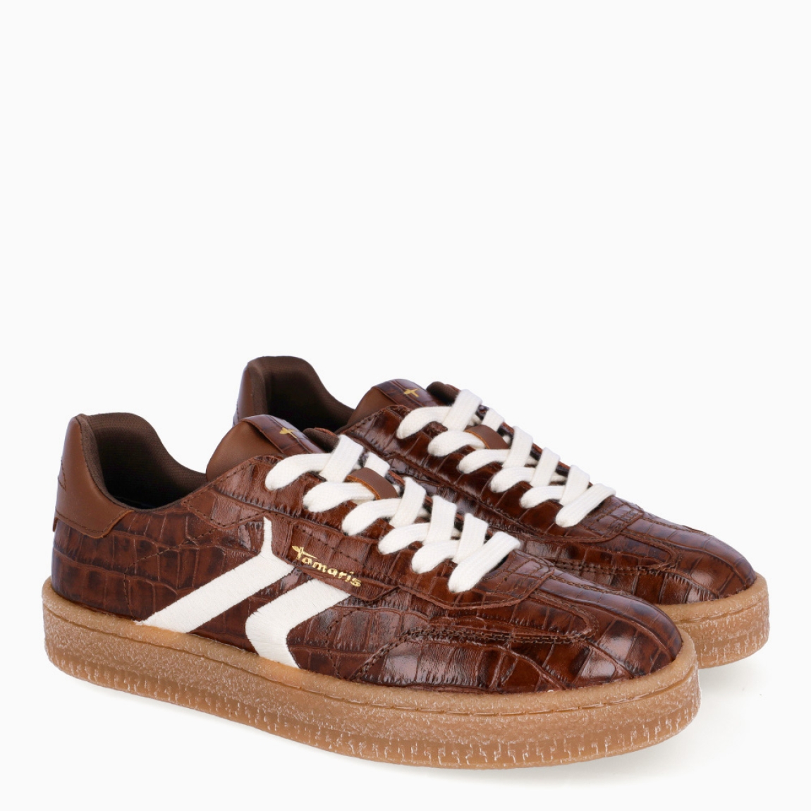 Deportivas clásicas de la marca Tamaris, modelo CLAIR. Exterior de las deportivas en piel color marrón y detalle en blanco. Interior de las deportivas en tela color marrón. Cierre de las deportivas con cordones blancos. Deportivas Tamaris con plataforma de 3cm de altura. Estas deportivas Tamaris CLAIR son unas clásicas en tu armario, las necesitarás para crear diferentes looks con la mejor comodidad!