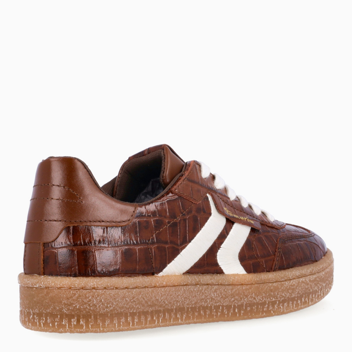 Deportivas clásicas de la marca Tamaris, modelo CLAIR. Exterior de las deportivas en piel color marrón y detalle en blanco. Interior de las deportivas en tela color marrón. Cierre de las deportivas con cordones blancos. Deportivas Tamaris con plataforma de 3cm de altura. Estas deportivas Tamaris CLAIR son unas clásicas en tu armario, las necesitarás para crear diferentes looks con la mejor comodidad!