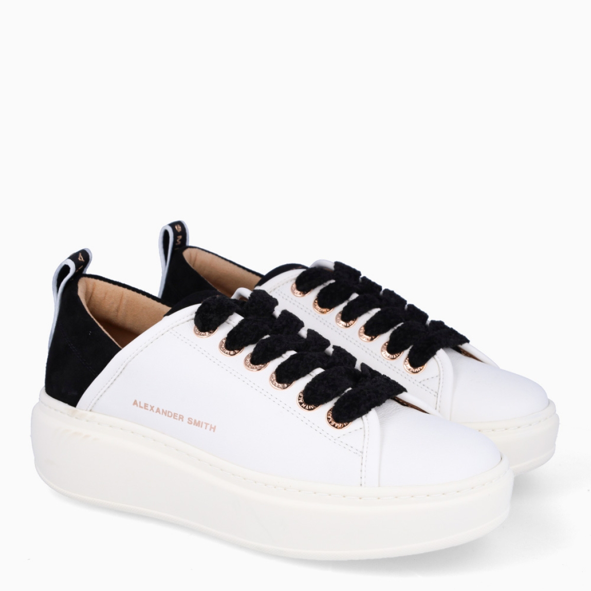 Deportiva de la marca Alexander Smith, modelo Wembley High. Exterior de la deportiva de piel color blanco con detalle color negro en talón. Interior de la deportiva de piel de color blanco. Cierre de la deportiva con cordones de color negro. Deportiva con plantilla extraíble. Deportiva con logotipo en la trabilla trasera. Deportiva con plataforma de 4 cm. La deportiva de Alexander Smith hace referencia al famoso estadio inglés: deportividad y elegancia se funden para dar vida a este modelo. Wembley High son las zapatillas con el equilibrio perfecto entre comodidad y estilo, elegantes y sobrias pero con un toque moderno dado por los detalles que marcan la diferencia.