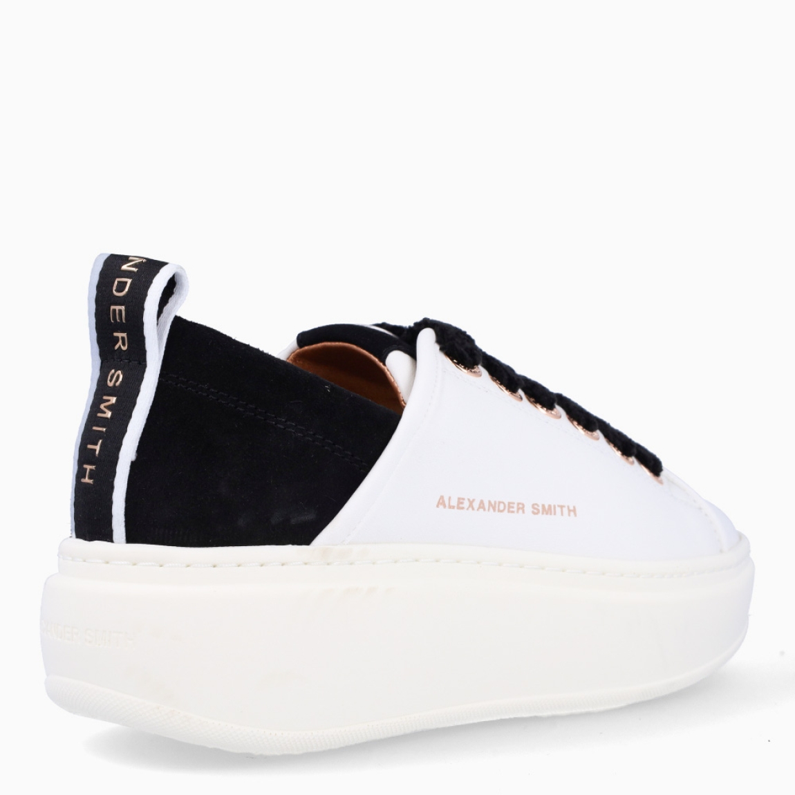 Deportiva de la marca Alexander Smith, modelo Wembley High. Exterior de la deportiva de piel color blanco con detalle color negro en talón. Interior de la deportiva de piel de color blanco. Cierre de la deportiva con cordones de color negro. Deportiva con plantilla extraíble. Deportiva con logotipo en la trabilla trasera. Deportiva con plataforma de 4 cm. La deportiva de Alexander Smith hace referencia al famoso estadio inglés: deportividad y elegancia se funden para dar vida a este modelo. Wembley High son las zapatillas con el equilibrio perfecto entre comodidad y estilo, elegantes y sobrias pero con un toque moderno dado por los detalles que marcan la diferencia.